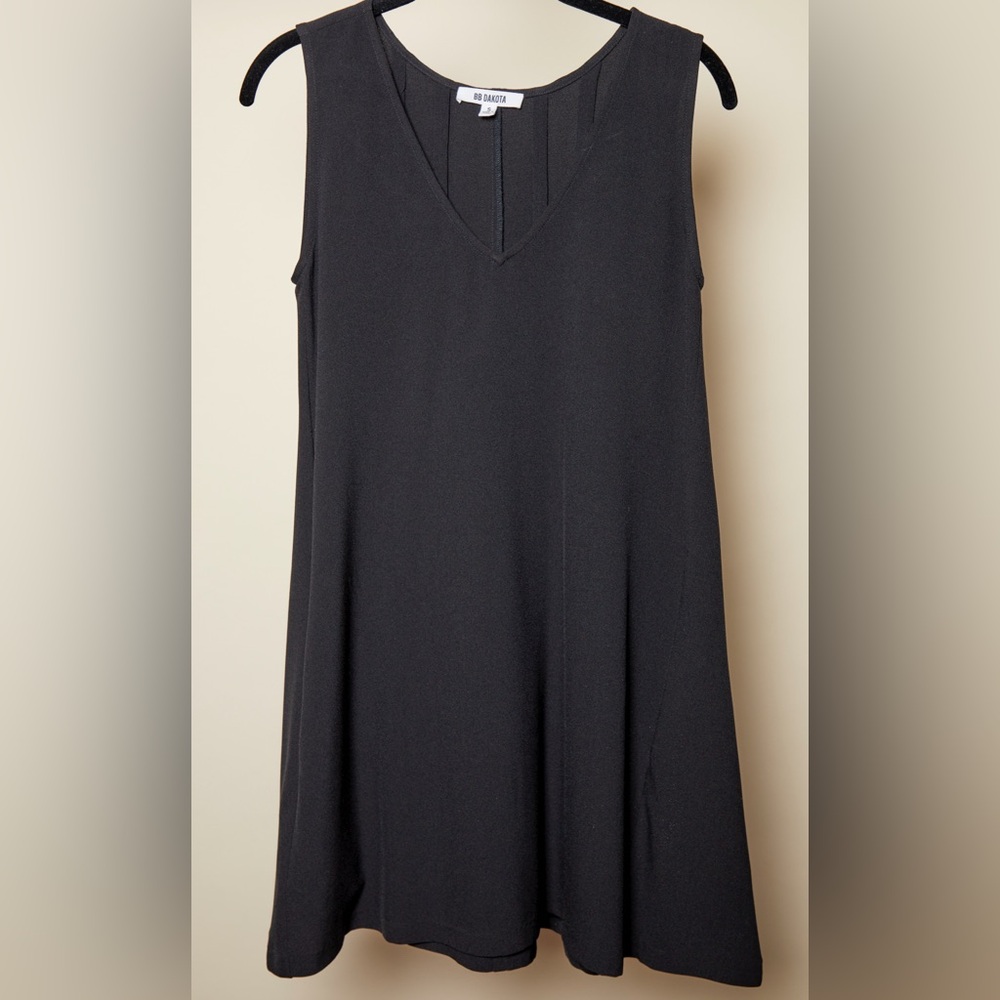 BB Dakota Black V-Neck Sleeveless Dress A-Line with Pockets